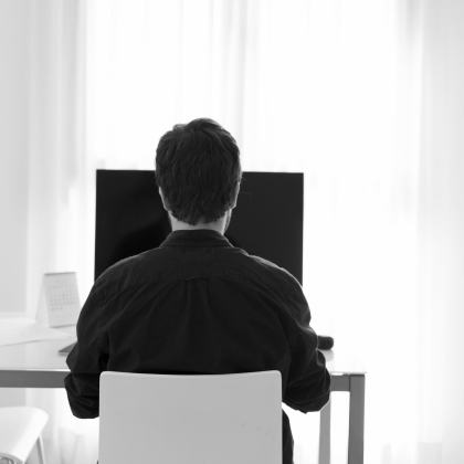 homme-meconnaissable-a-l-aide-d-un-ordinateur-de-bureau